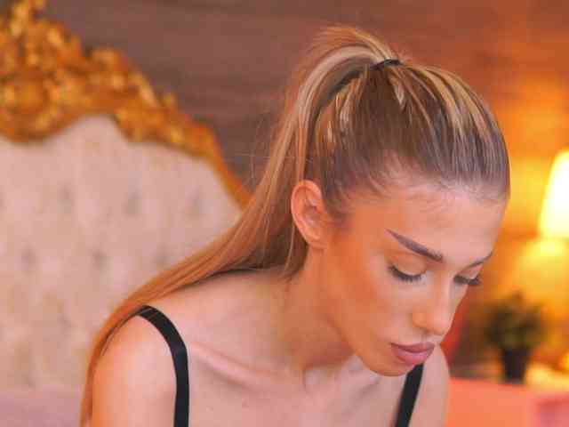 EllieRedd webcam