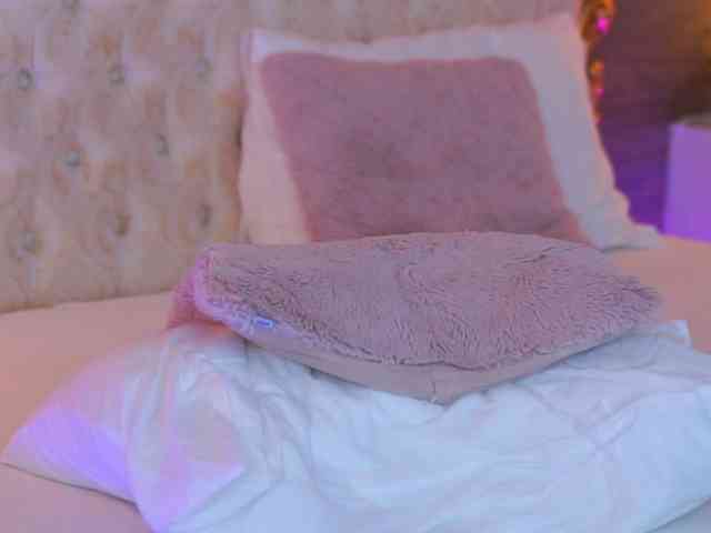 EllieRedd webcam