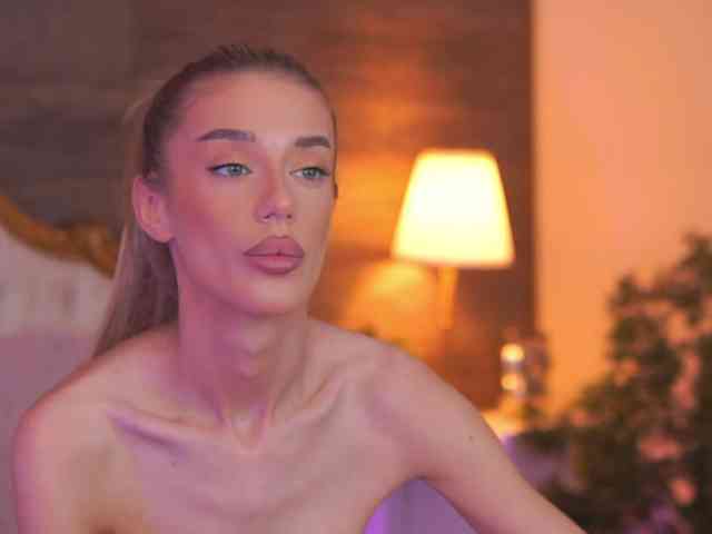 EllieRedd webcam