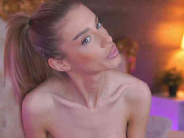 EllieRedd webcam