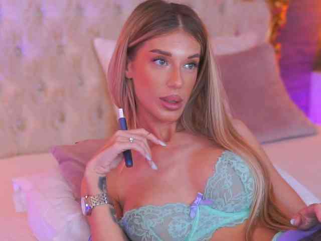 EllieRedd webcam