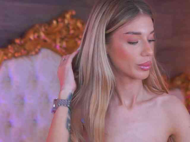EllieRedd webcam