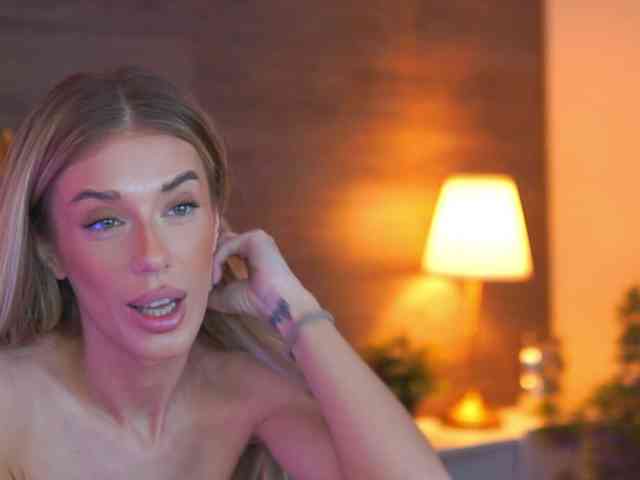 EllieRedd webcam