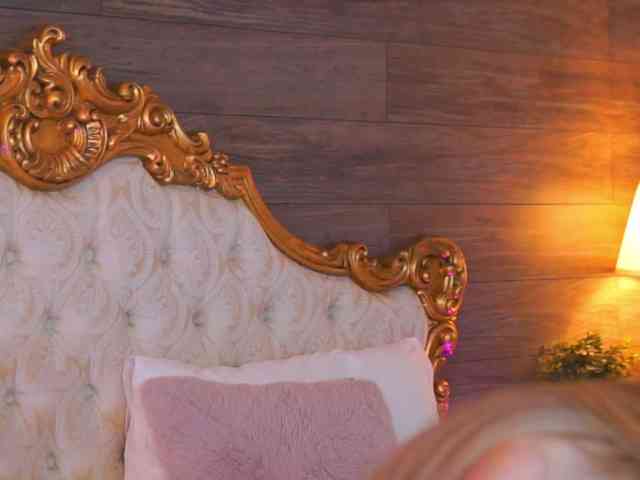 EllieRedd webcam
