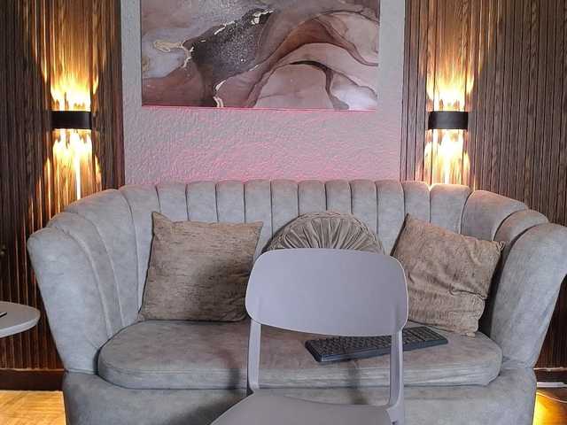 CurlyDani's BongaCams show and profile