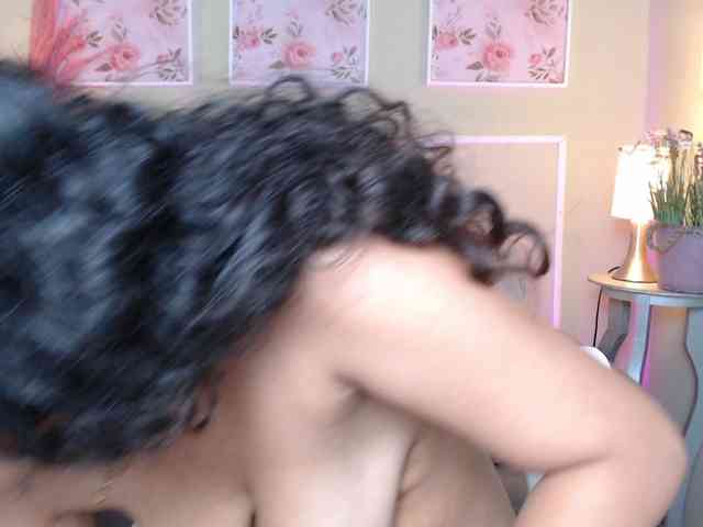 CurlyDani webcam