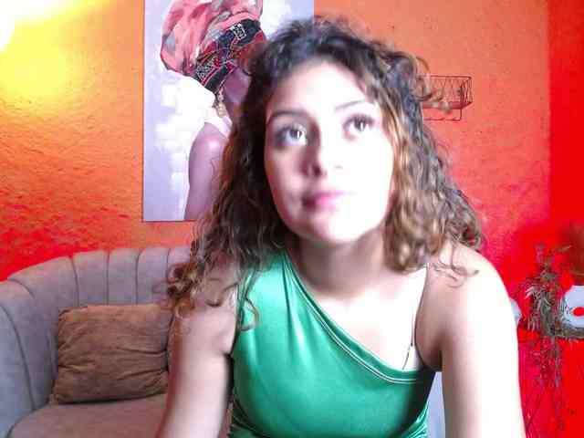 CurlyDani webcam