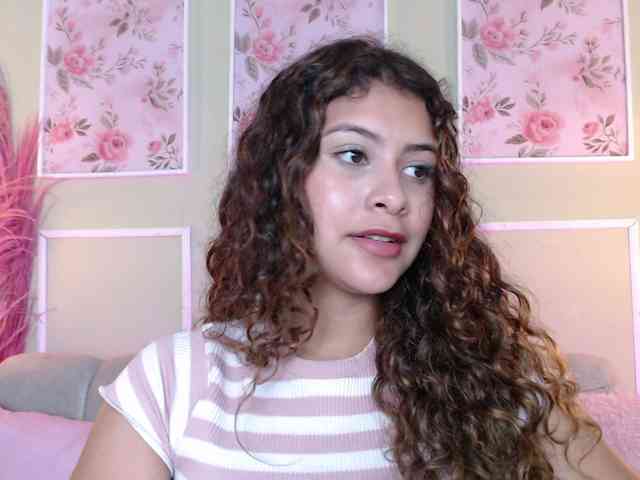 CurlyDani webcam