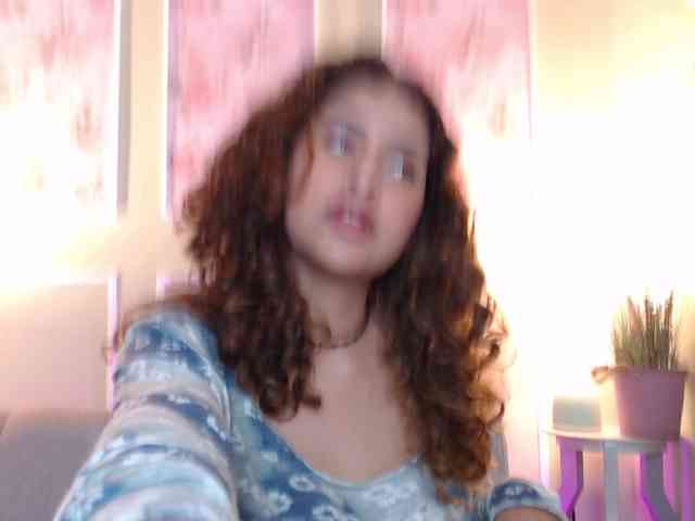 CurlyDani webcam