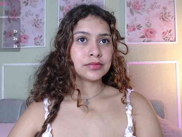 CurlyDani webcam