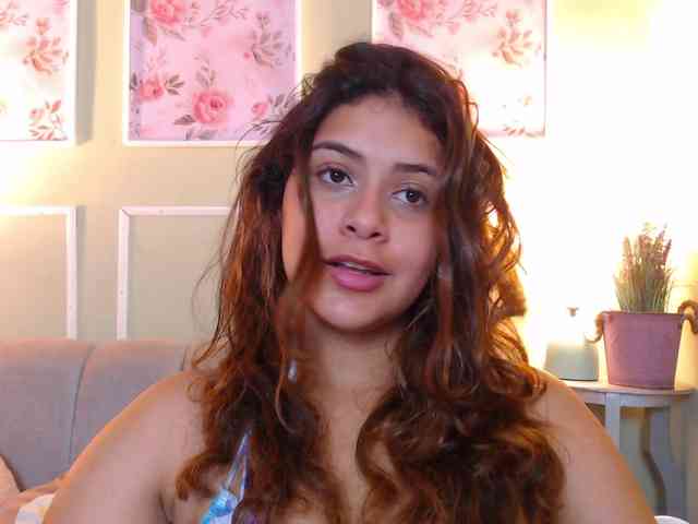 CurlyDani webcam