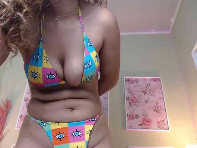 CurlyDani webcam