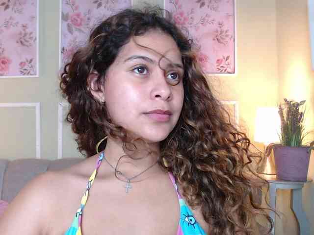 CurlyDani webcam
