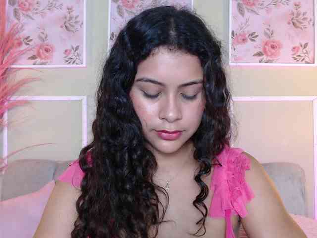 CurlyDani webcam