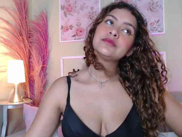 CurlyDani webcam