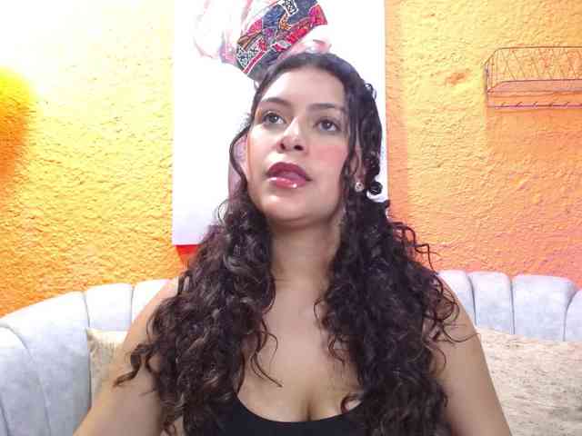 CurlyDani webcam