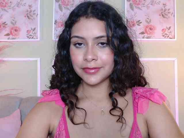CurlyDani webcam