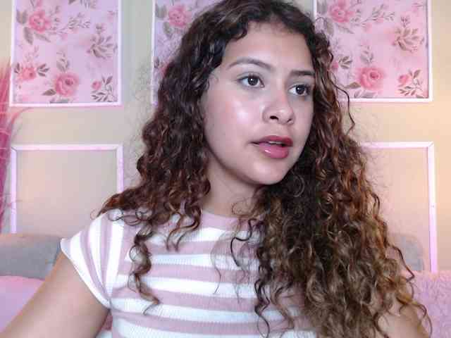 CurlyDani webcam