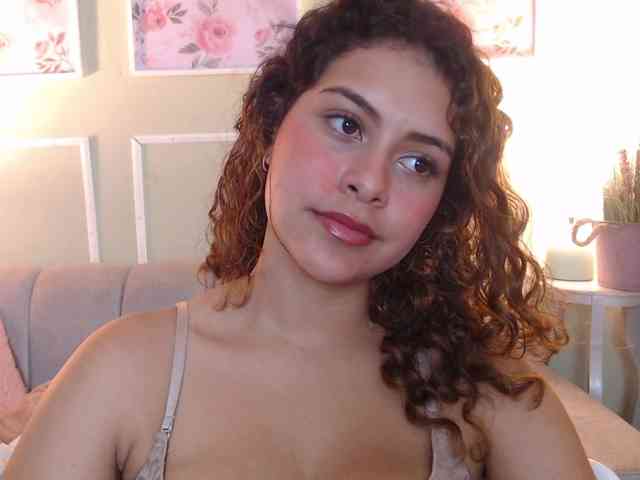 CurlyDani webcam