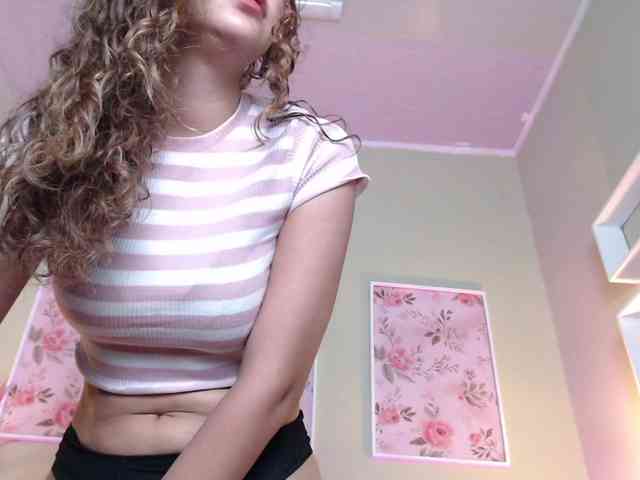 CurlyDani webcam