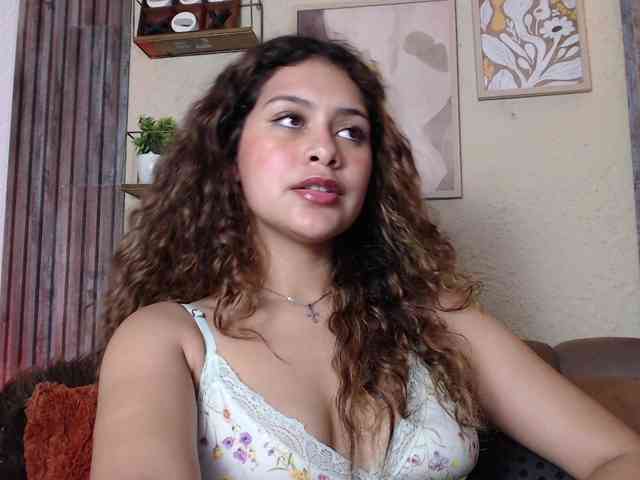 CurlyDani webcam
