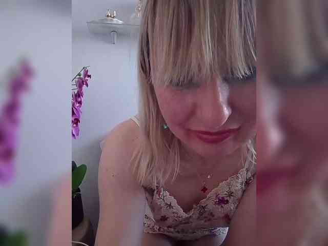 Lady_in_Red webcam
