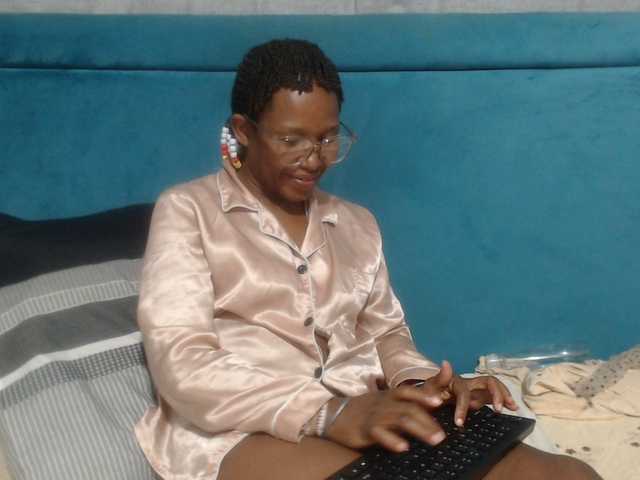 Sheila80's BongaCams show and profile