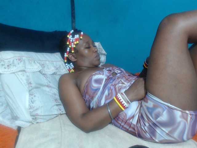 le modèle Sheila80 est en webcam porno dans un show sur le site bongacams, il possède les tags suivants: Ebony,Brunette,Hairy