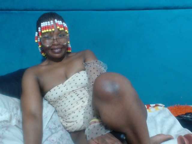 le modèle Sheila80 est en webcam porno dans un show sur le site bongacams, il possède les tags suivants: Ebony,Brunette,Hairy