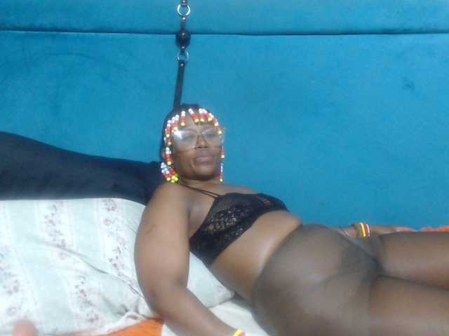 le modèle Sheila80 est en webcam porno dans un show sur le site bongacams, il possède les tags suivants: Ebony,Brunette,Hairy