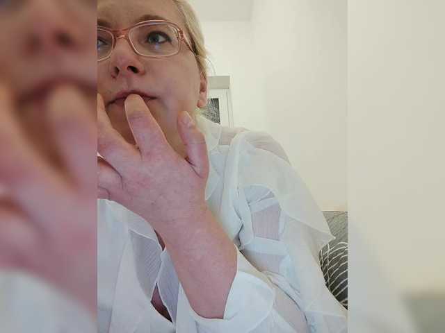 Vika211's BongaCams show and profile