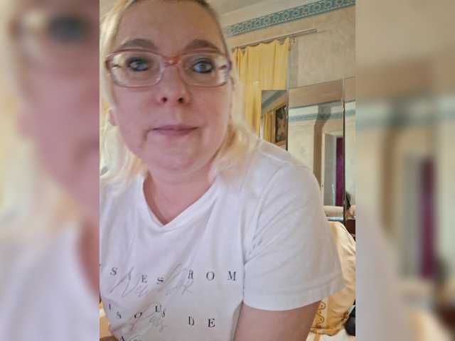 Vika211's BongaCams show and profile