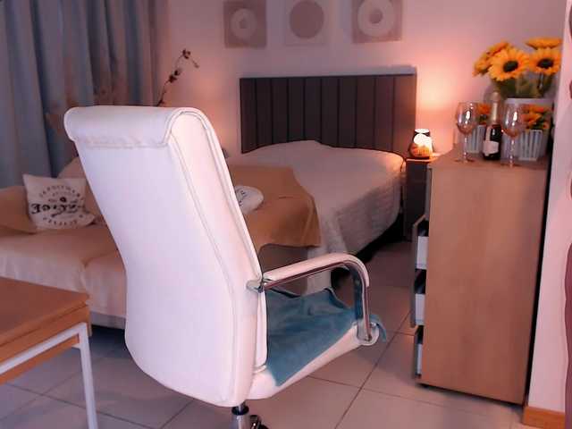 Tilly-Eliot's BongaCams show and profile