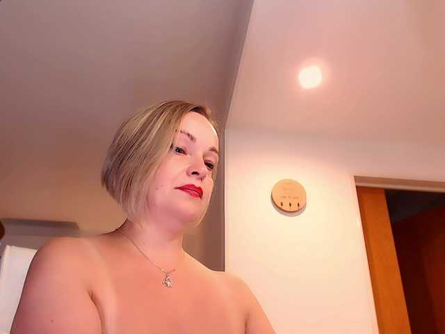 Tilly-Eliot's BongaCams show and profile