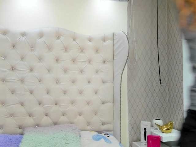 zoetaylorr1's BongaCams show and profile