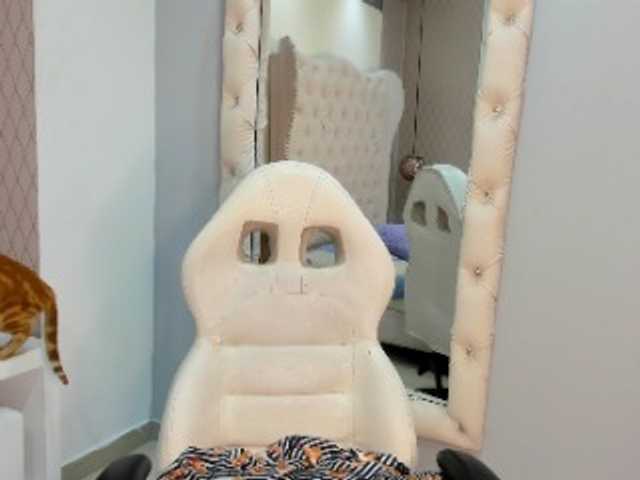 zoetaylorr1's BongaCams show and profile