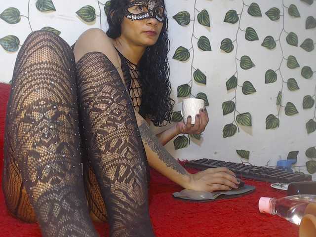 le modèle Violeta-ass-hot1 est en webcam porno dans un show sur le site bongacams, il possède les tags suivants: Latino/Hispanic,Brunette,Trimmed