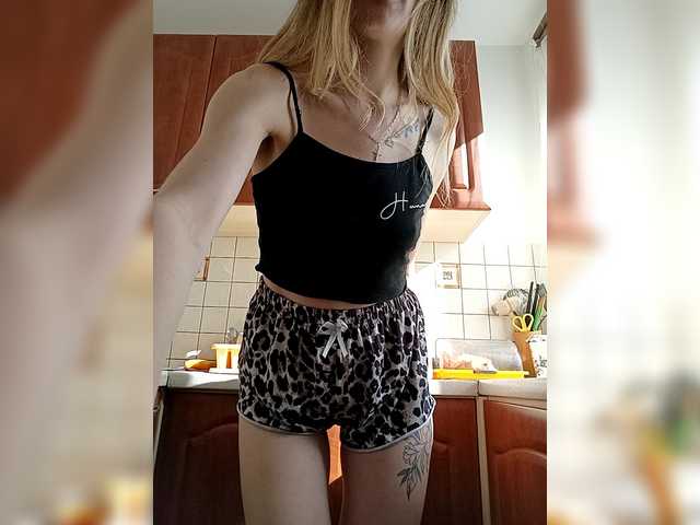 AnyaSweet18's BongaCams show and profile