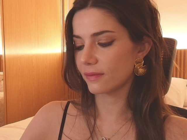 le modèle ViViLaVie est en webcam porno dans un show sur le site bongacams, il possède les tags suivants: White/Caucasian,Brunette,Shaved