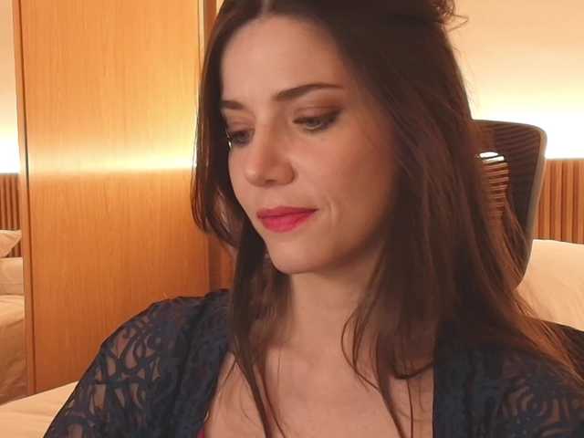 le modèle ViViLaVie est en webcam porno dans un show sur le site bongacams, il possède les tags suivants: White/Caucasian,Brunette,Shaved