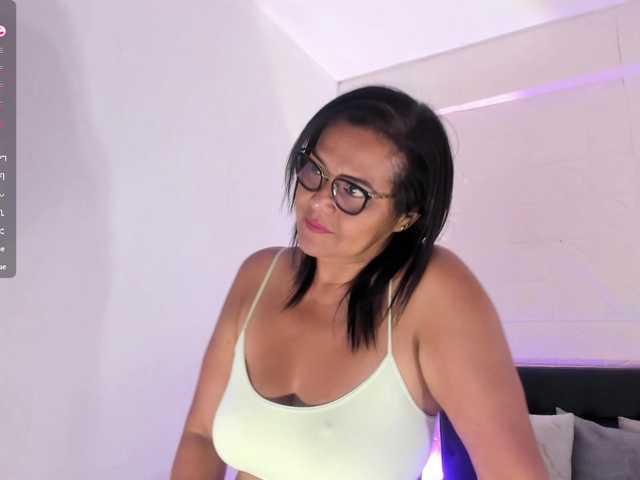 Emilly's BongaCams show and profile