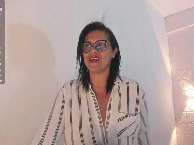 le modèle Emilly est en webcam porno dans un show sur le site bongacams, il possède les tags suivants: Latino/Hispanic,Brunette,Shaved