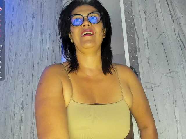 Emilly's BongaCams show and profile