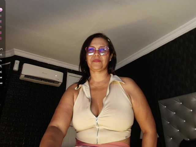 Emilly's BongaCams show and profile