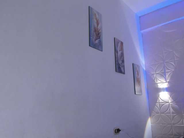 Emilly's BongaCams show and profile