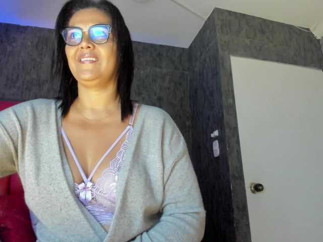 Emilly's BongaCams show and profile