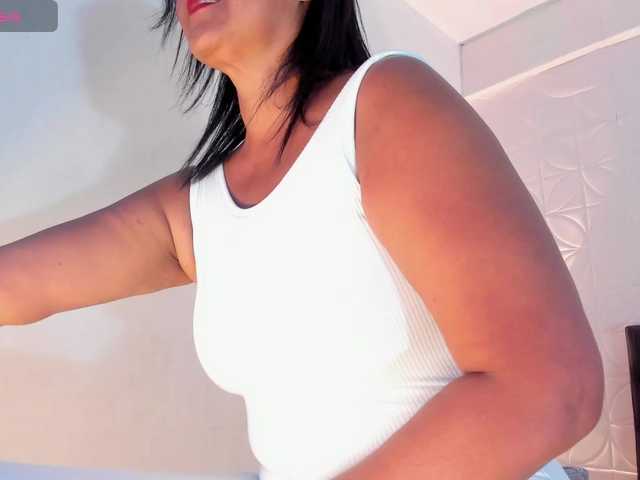 Emilly's BongaCams show and profile