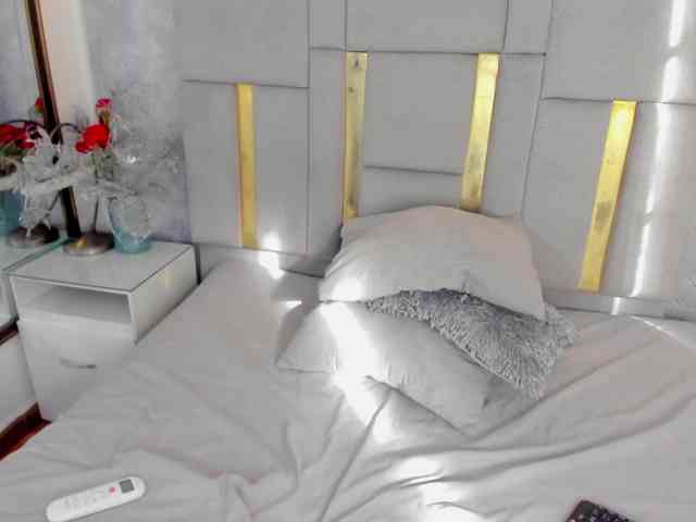 MilaSaenz webcam