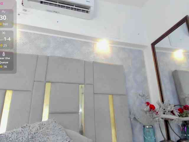 MilaSaenz webcam
