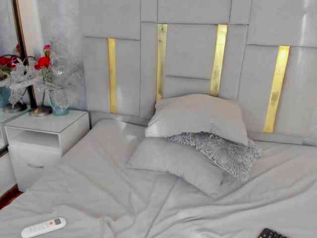 MilaSaenz webcam